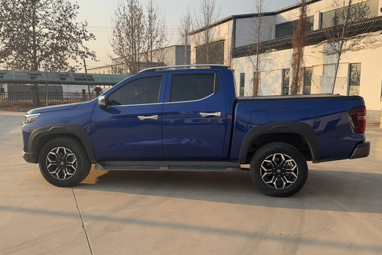 长安览拓者 2023款 2.0T自动四驱汽油旗舰型标箱车身外观6005