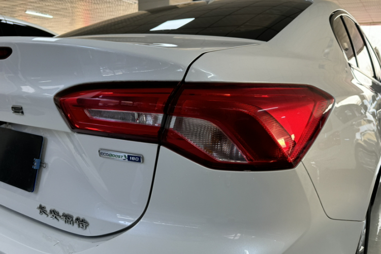 福特 福克斯 2019款 三厢 EcoBoost 180 自动锋潮型中控内饰7010