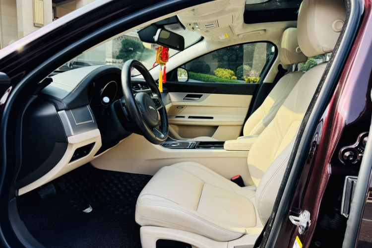 捷豹XFL 2018款 XFL 2.0T 200PS 精英版局部细节19