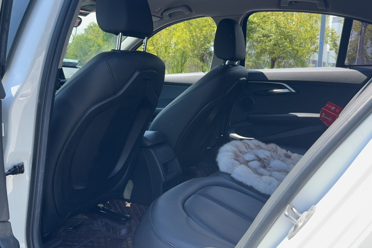 宝马1系 2020款 120i 时尚型中控内饰7002