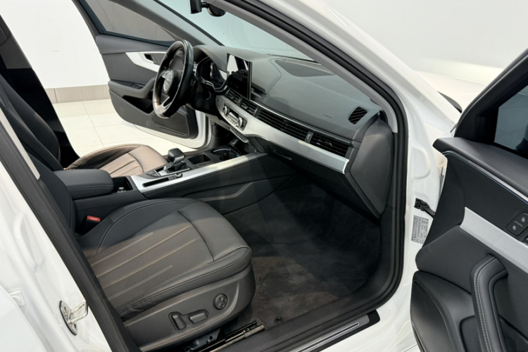 奥迪A4L 2020款 40 TFSI 豪华致雅型中控内饰7011