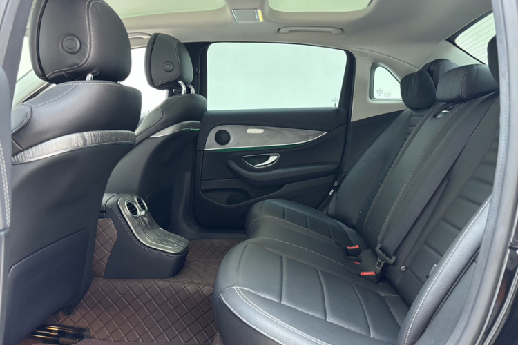 奔驰E级 2022款 改款三 E 300 L 运动时尚型中控内饰7001