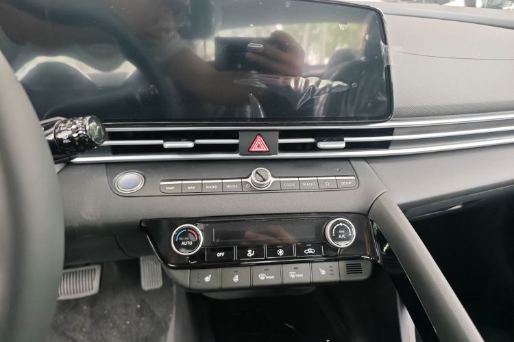 现代 伊兰特 2023款 1.5L CVT LUX尊贵版中控内饰7002