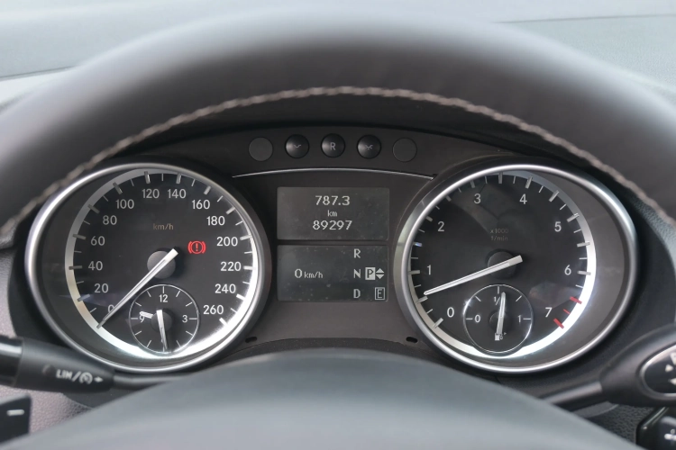 奔驰R级 2015款 R 400 4MATIC 豪华型中控内饰15