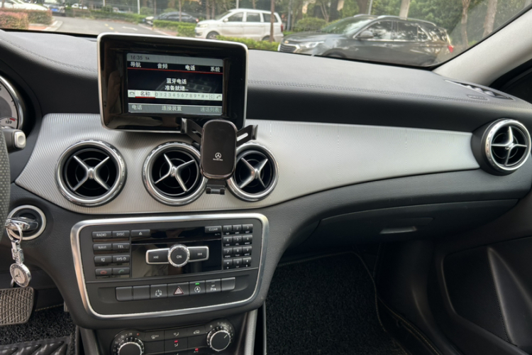 奔驰GLA 2015款 GLA 200 动感型中控内饰7002