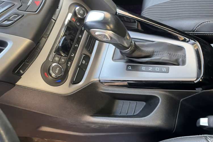 福特 福克斯 2012款 两厢 1.6L 自动风尚型局部细节9001