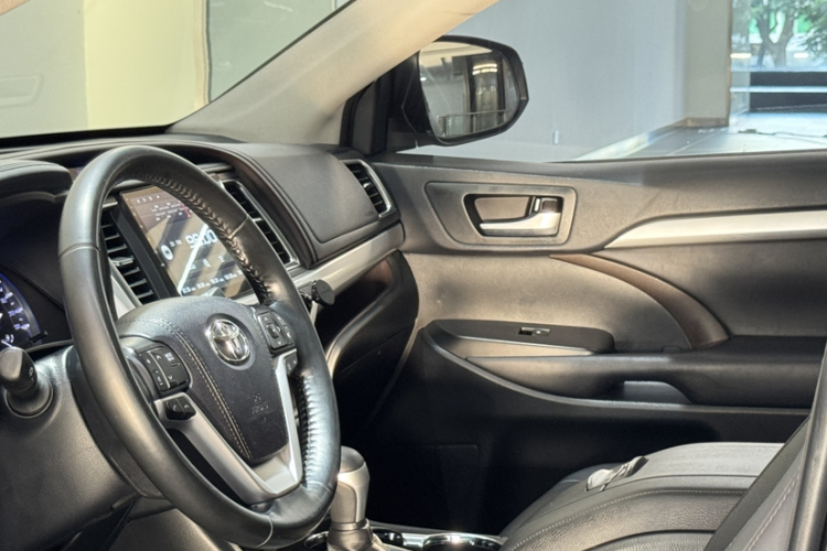 丰田 汉兰达 2018款 2.0T 四驱豪华版 7座 国V中控内饰7011