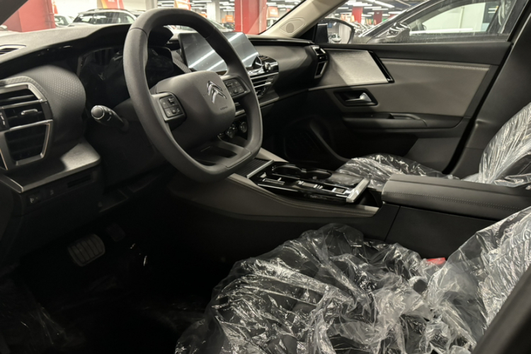 雪铁龙 凡尔赛C5 X 2025款 1.6T 海外版中控内饰7001