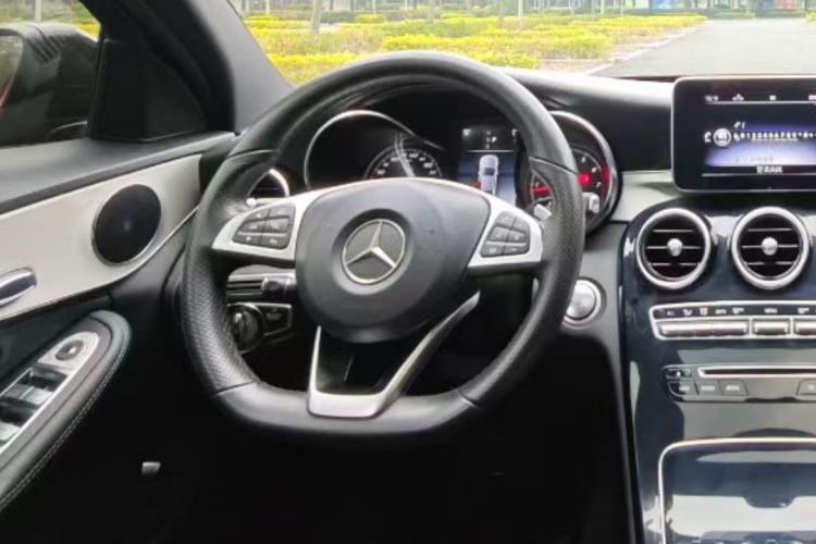 奔驰C级 2018款 C 200 运动版局部细节13