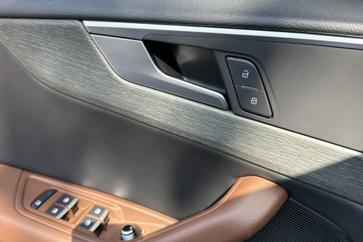 奥迪A4L 2017款 45 TFSI quattro 风尚型中控内饰7010