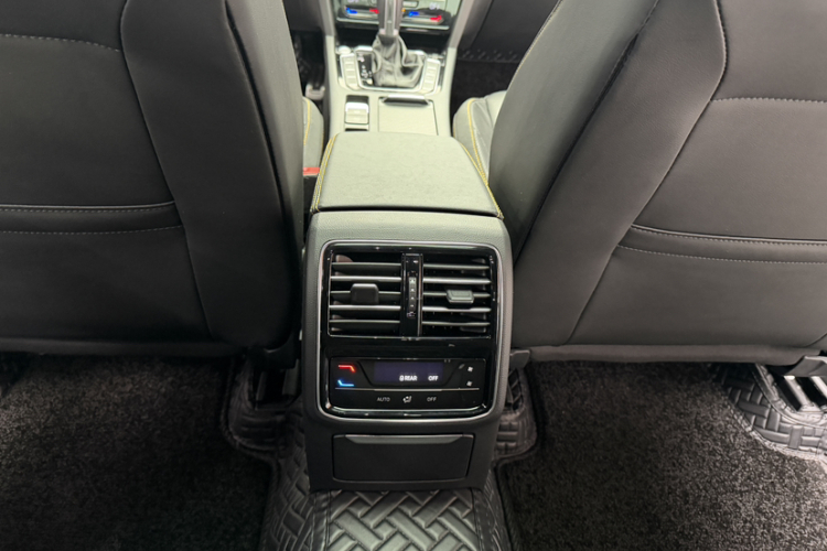 一汽-大众CC 2023款 380TSI 夺目版中控内饰7010