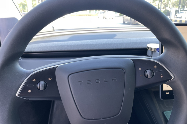 特斯拉 Model 3 2023款 长续航全轮驱动版中控内饰7009