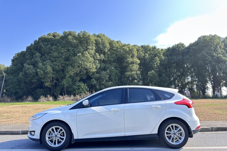 福特 福克斯 2015款 两厢 1.6L 自动风尚型车身外观6001