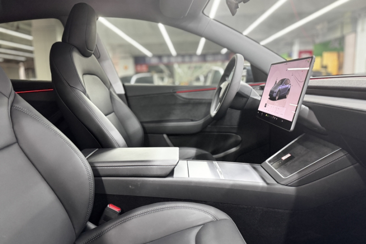 特斯拉 Model Y 2025款 长续航全轮驱动版中控内饰7011