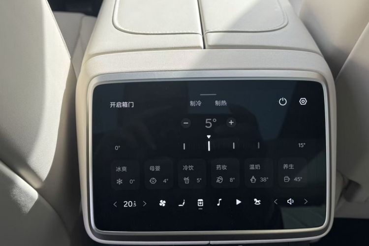 乐道L90 2025款 Max 六座版中控内饰7010