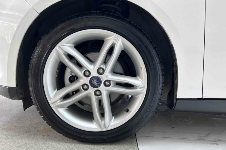 福特 福克斯 2020款 两厢经典 1.5L 自动风尚型局部细节9004