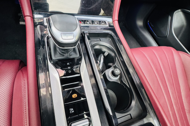 红旗H5 2023款 2.0T 自动智联旗畅版局部细节9001