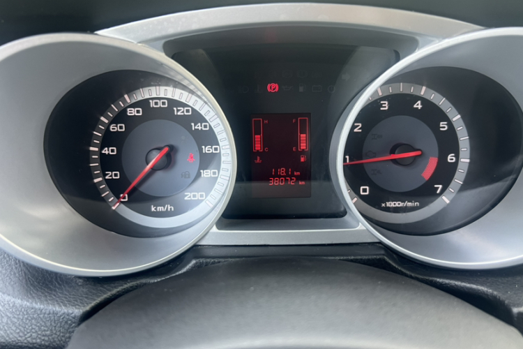 陆风X8 2014款 探索版 2.4L 汽油4X4豪华型中控内饰15