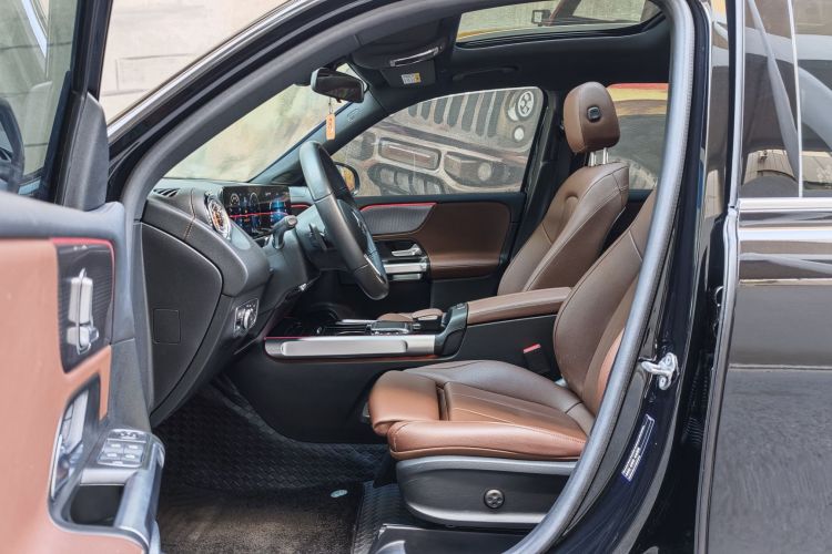 奔驰GLB 2021款 GLB 200 动感型中控内饰7001