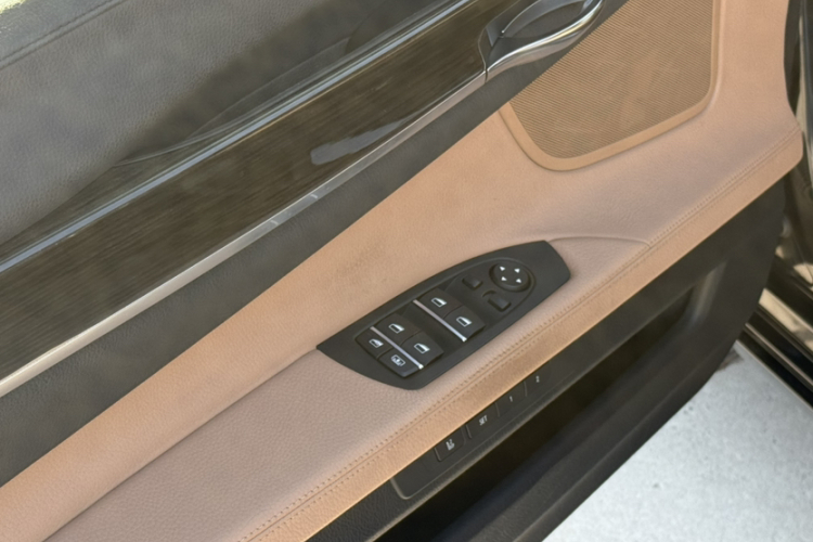 宝马7系 2014款 730Li 臻享型车身外观6013