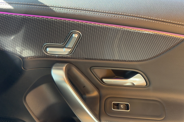 奔驰A级 2021款 A 200 L 运动轿车时尚型局部细节9013