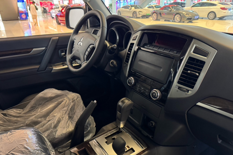 三菱 帕杰罗(进口) 2022款 帕杰罗V93 3.0L GLS 织物(中东)车身外观6004