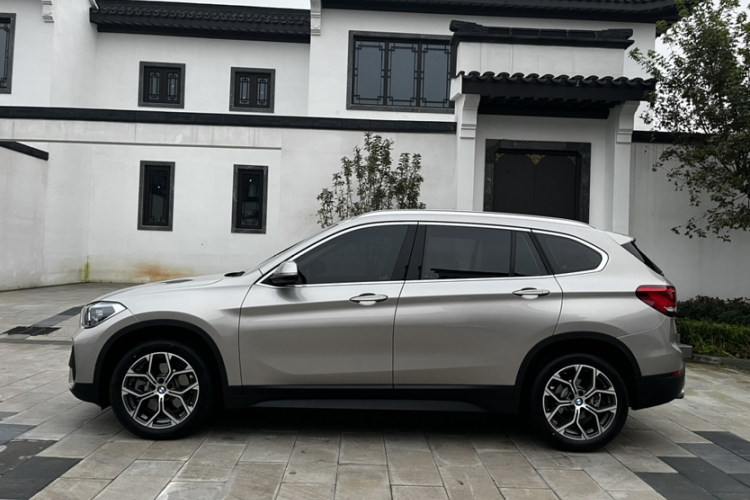 宝马X1 2022款 sDrive25Li 领先型车身外观6003