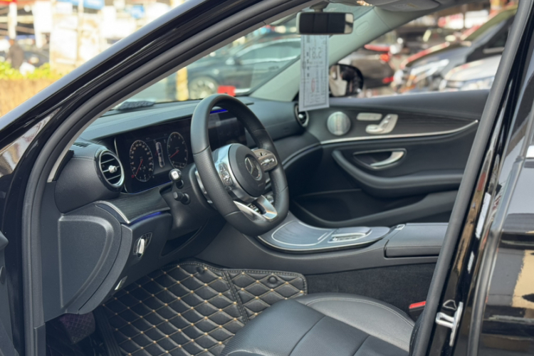 奔驰E级 2019款 改款 E 300 L 运动豪华型中控内饰7008