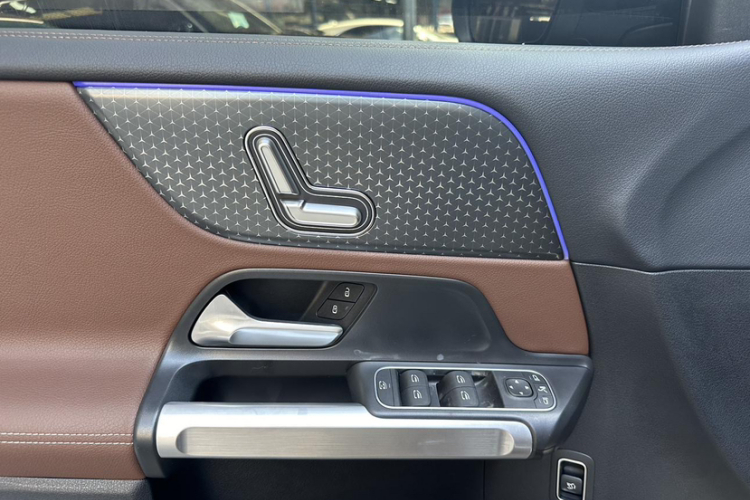 奔驰GLB 2024款 GLB 200 动感型中控内饰7004