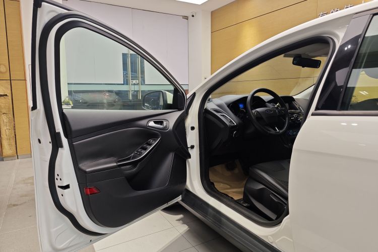 福特 福克斯 2017款 三厢 1.6L 自动风尚型智行版车身外观6011