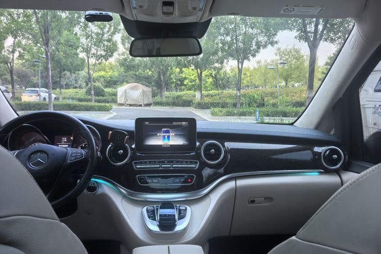 奔驰V级 2018款 V 260 L 尊贵加长版 国V中控内饰7002