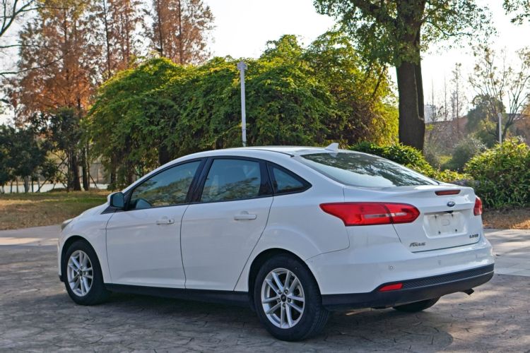 福特 福克斯 2017款 三厢 1.6L 自动风尚型智行版车身外观6006