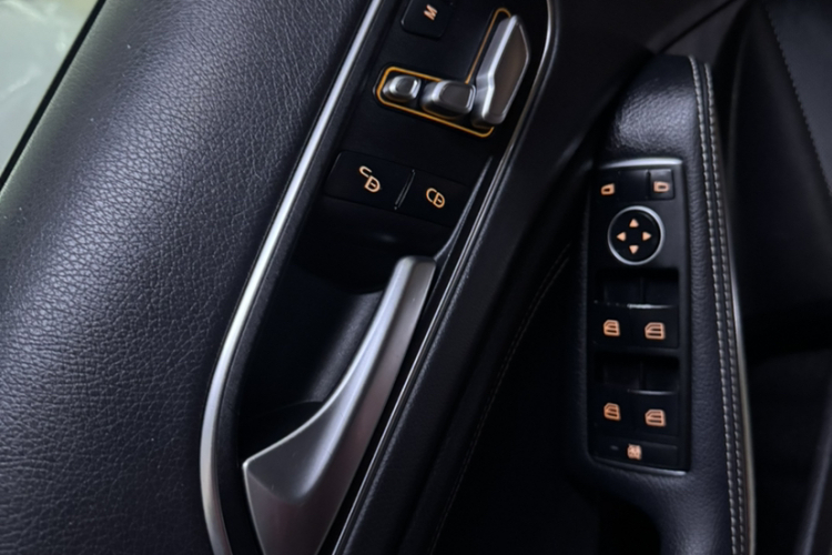 奔驰GLA 2017款 GLA 200 动感型中控内饰7001