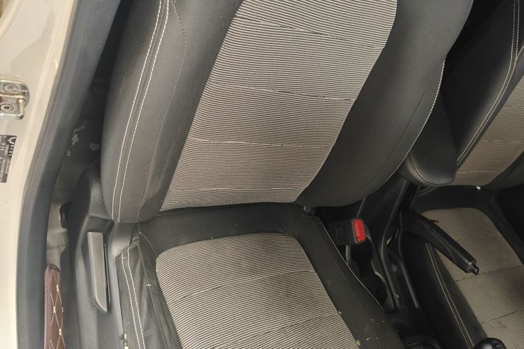 五菱汽车 五菱宏光 2021款 1.5L改款 S基本型 电动助力LAR中控内饰7008