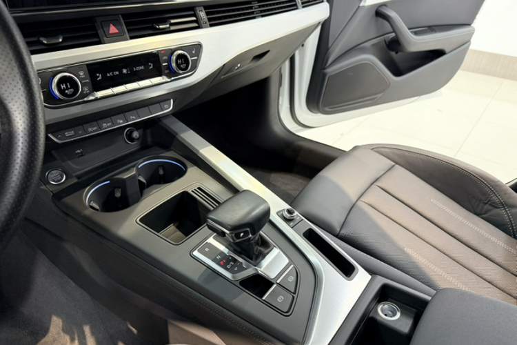 奥迪A4L 2020款 40 TFSI 豪华致雅型中控内饰7007