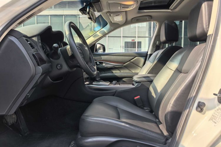 英菲尼迪Q70 2019款 Q70L 2.0T 悦享版局部细节19