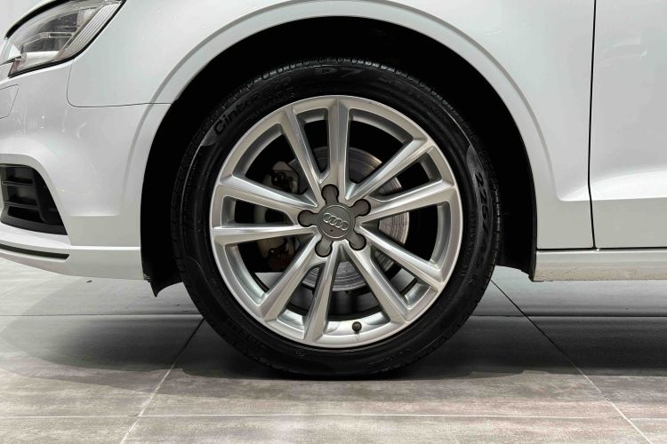 奥迪A3 2018款 30周年年型 Limousine 35 TFSI 进取型局部细节9010