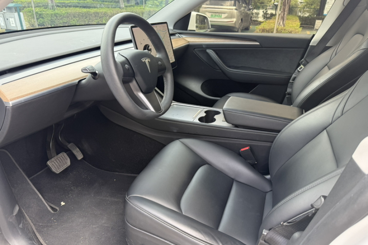 特斯拉 Model Y 2021款 长续航全轮驱动版中控内饰7007
