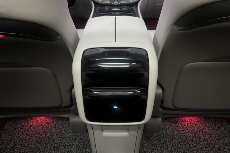 腾势D9 2022款 DM-i 970 四驱旗舰型中控内饰7015