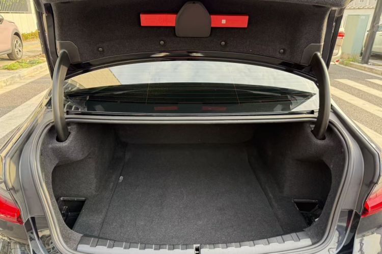 宝马3系 2025款 330Li M运动曜夜套装中控内饰7004