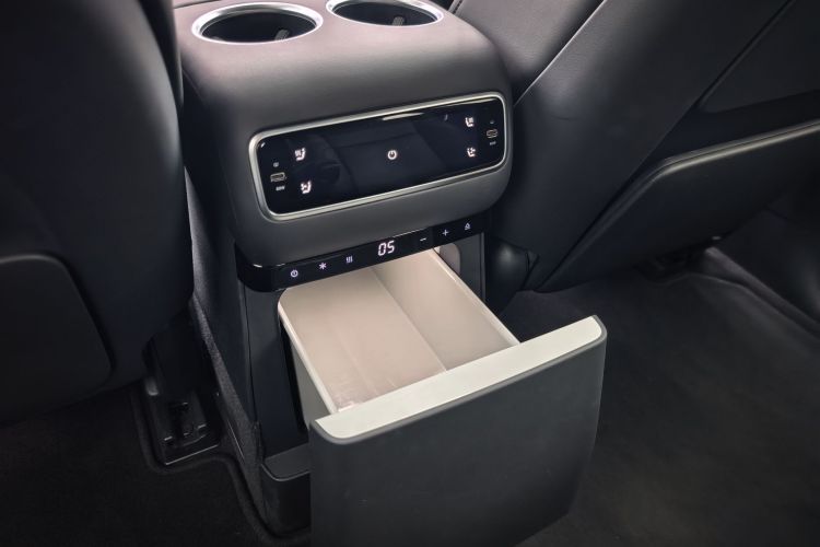 理想汽车 理想L9 2024款 Ultra中控内饰7003