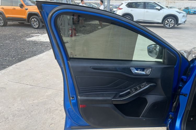 福特 福克斯 2019款 三厢 EcoBoost 180 自动ST Line中控内饰7006