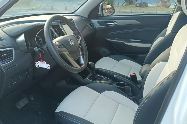 长安CS35 2017款 1.6L 自动豪华型中控内饰7002