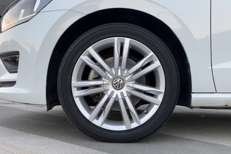 大众 高尔夫·嘉旅 2016款 230TSI 自动豪华型车身外观6006