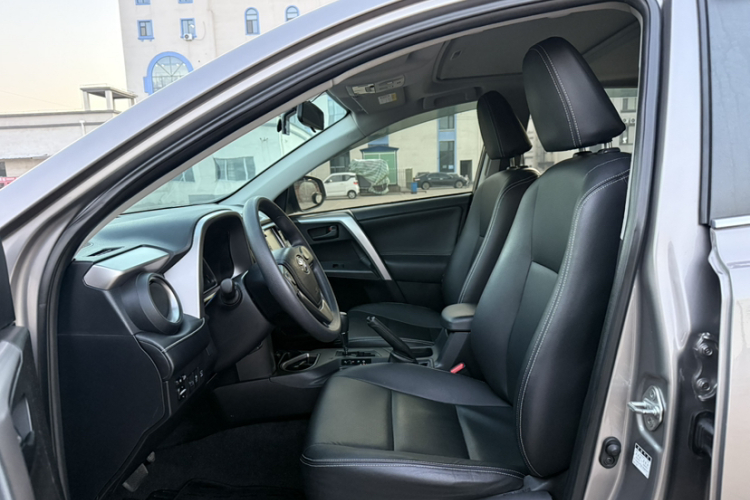 丰田 RAV4荣放 2016款 2.0L CVT两驱风尚版 国V中控内饰7004