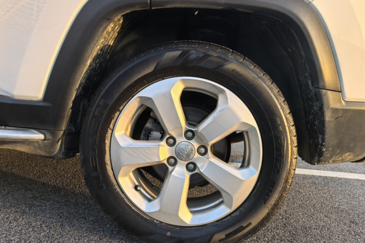 Jeep 指南者 2019款 220T 自动悦享版局部细节9002