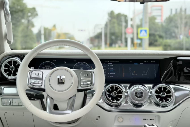 超境汽车 共创坦克300 2021款 2.0T 赛博坦克中控内饰7006