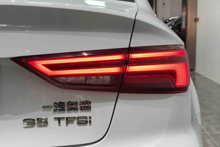 奥迪A3 2018款 30周年年型 Limousine 35 TFSI 进取型局部细节9007