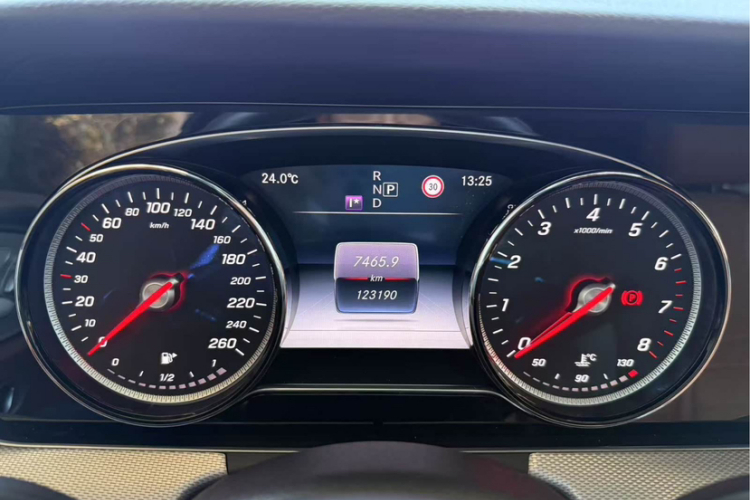 奔驰E级 2017款 E 200 运动型中控内饰15