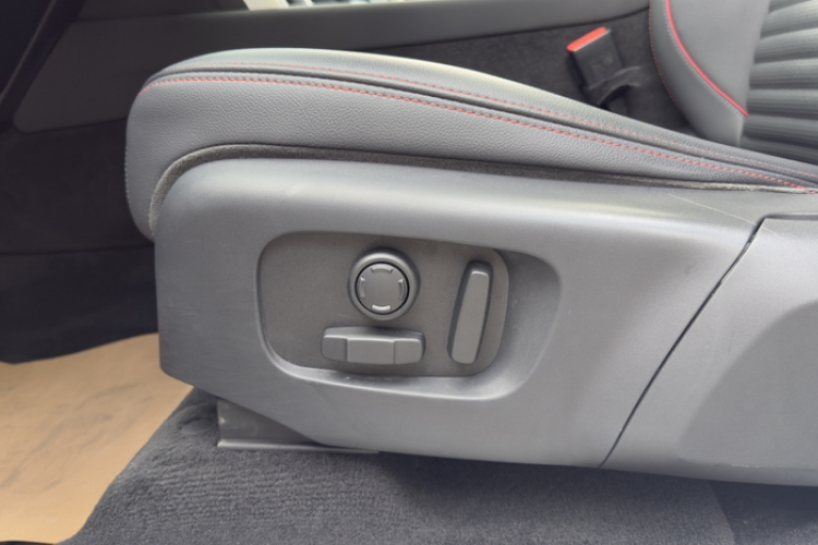 路虎 发现运动版 2020款 249PS R-Dynamic 性能科技版 7座中控内饰7003